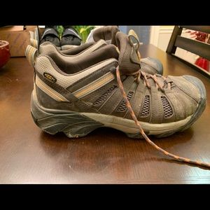 Keen hiking boots size 11